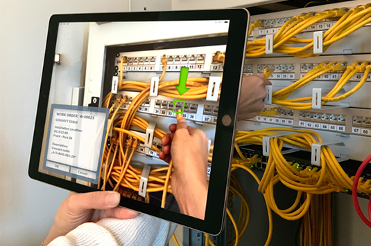 Mit AR visualisierte Handlungsanweisung auf dem Tablet dank DAMS C.